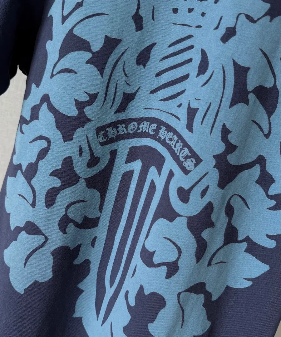 Крупный план голубого принта с кинжалом на спине футболки Chrome Hearts