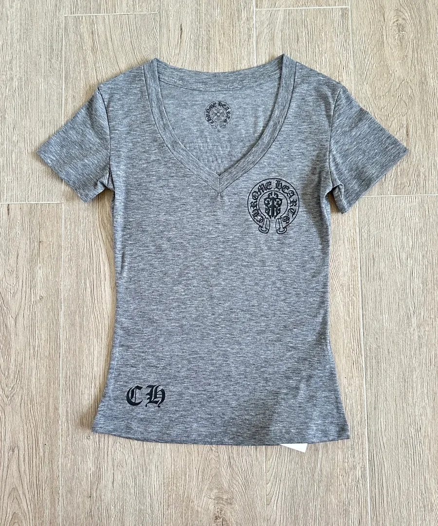 Серая женская футболка Chrome Hearts с V-образным вырезом, вид спереди