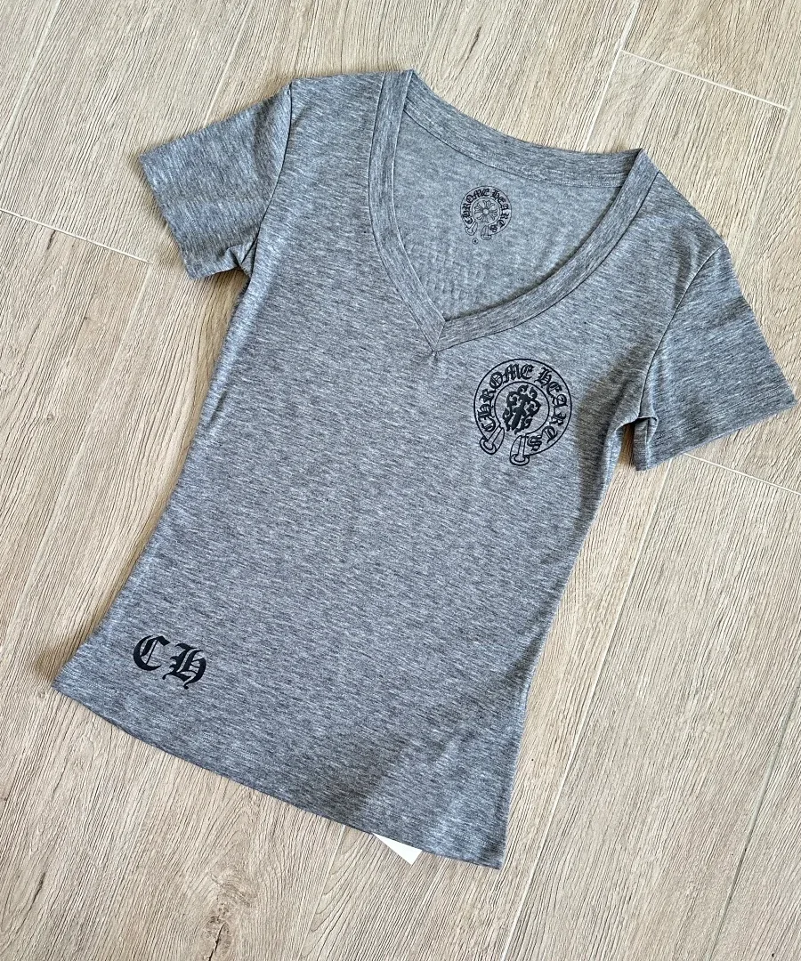 Серая женская футболка Chrome Hearts, вид под углом