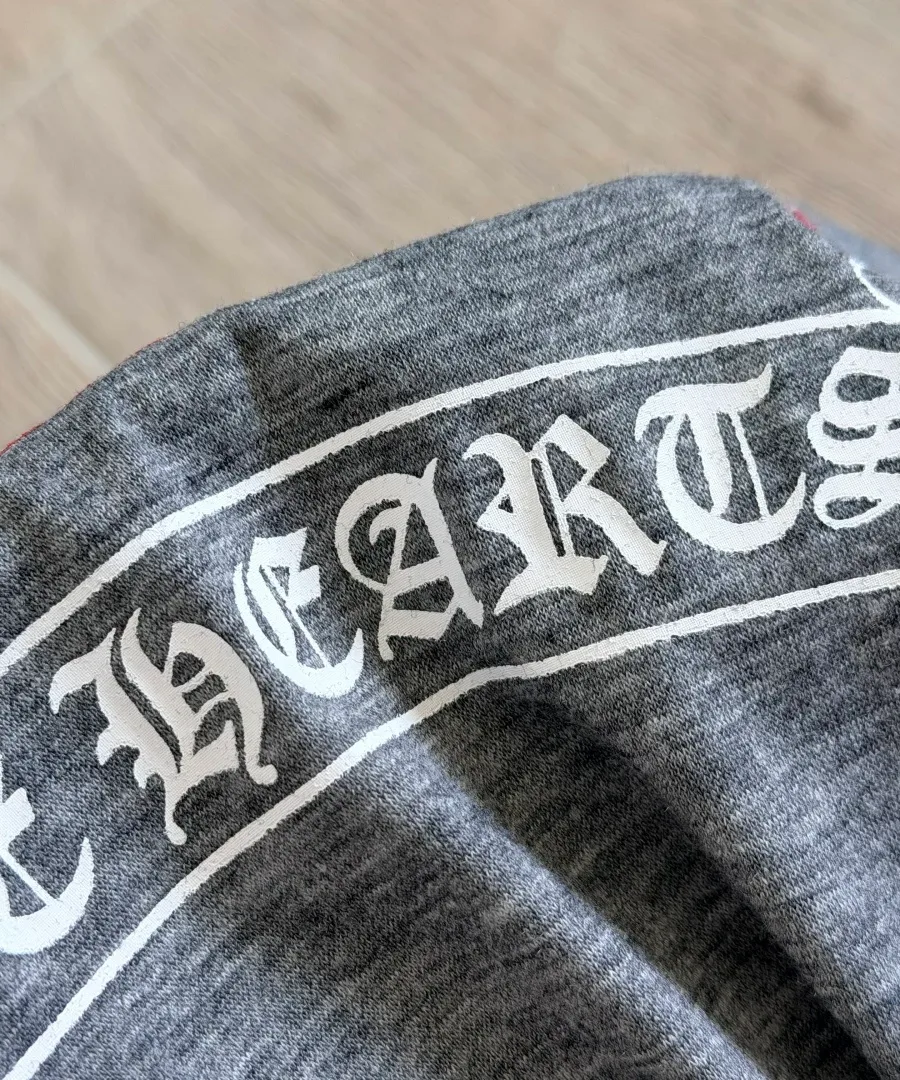 Текстура хлопкового трикотажа серой футболки Chrome Hearts