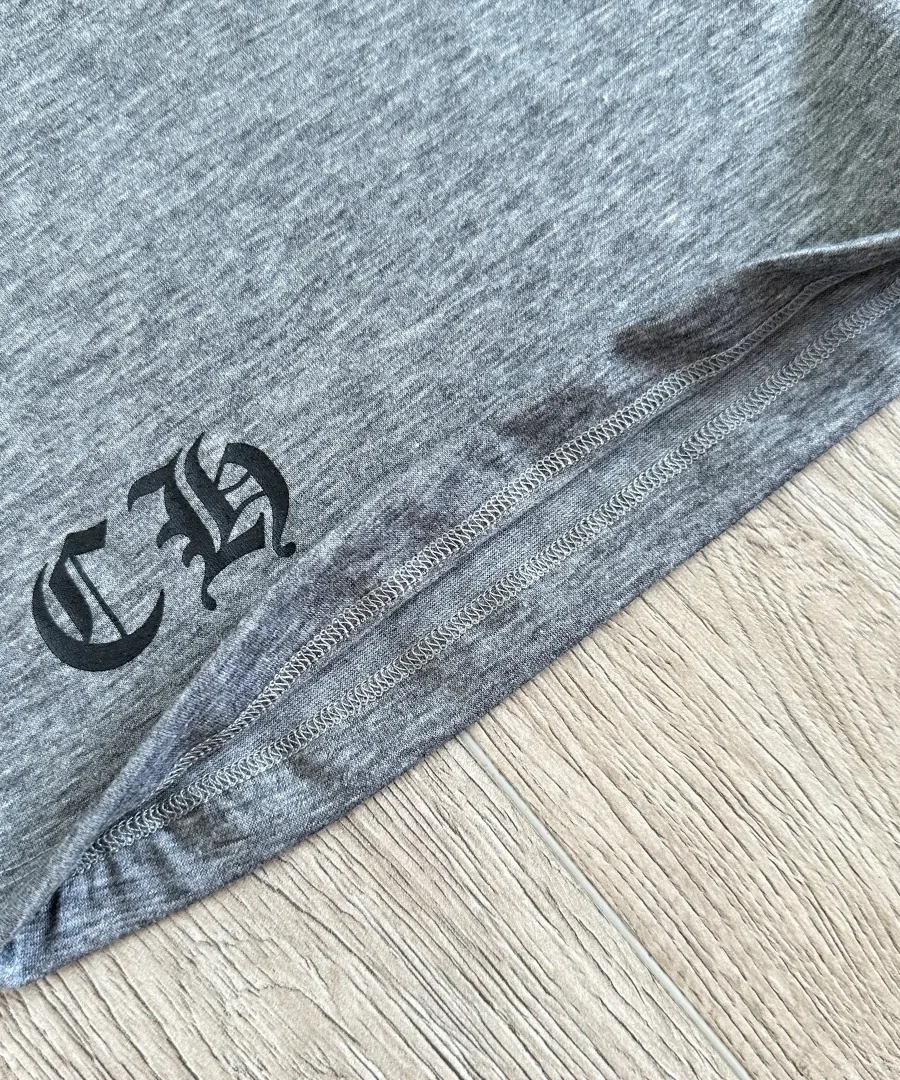 Готический логотип CH на нижнем крае серой футболки Chrome Hearts