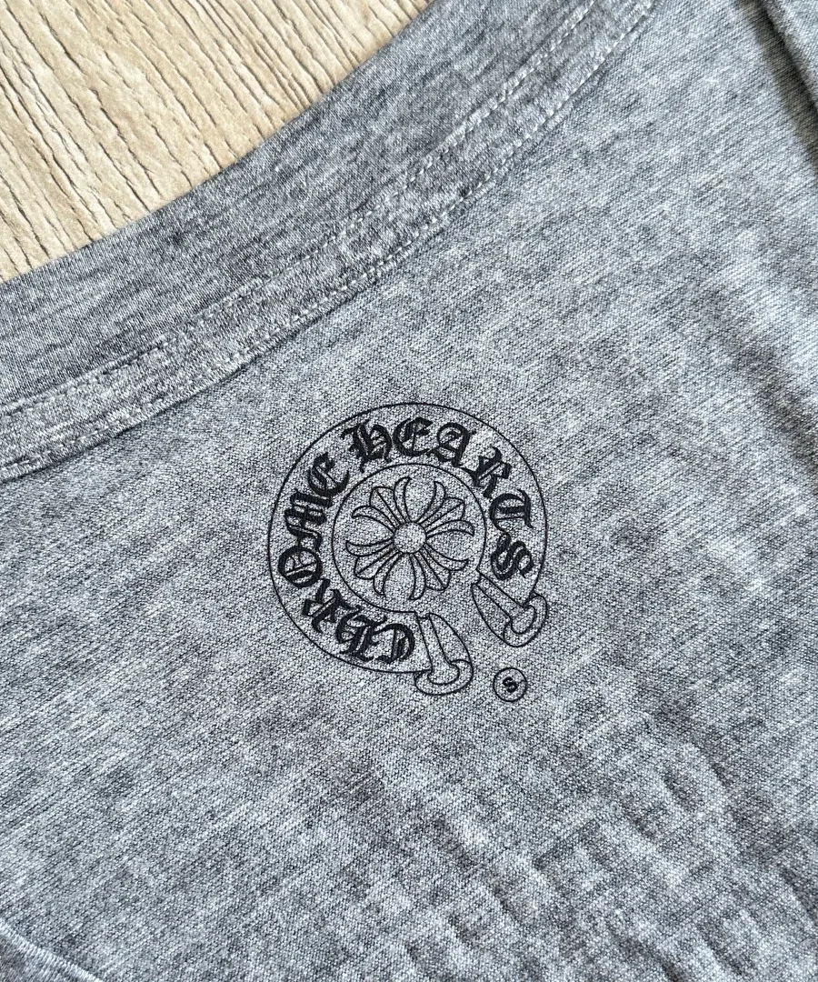 Внутренний принт с логотипом на воротнике серой футболки Chrome Hearts