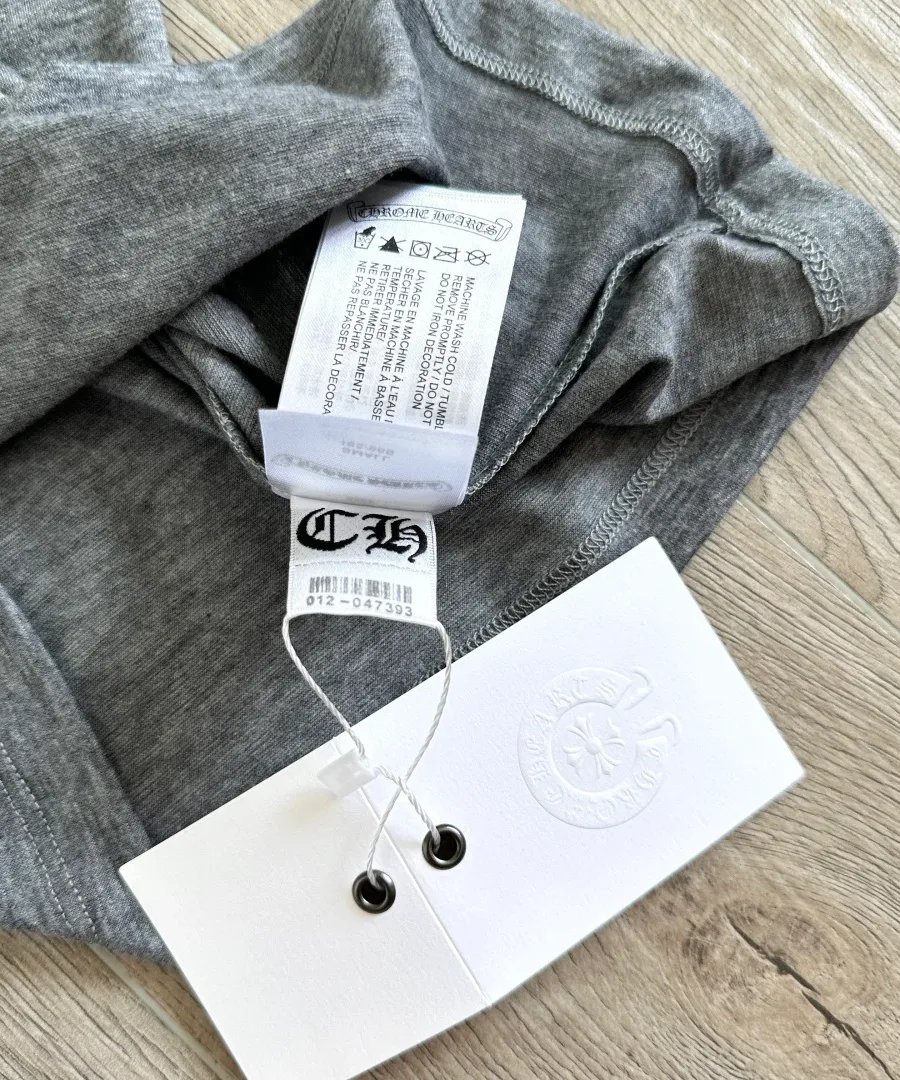 Бирки серой футболки Chrome Hearts