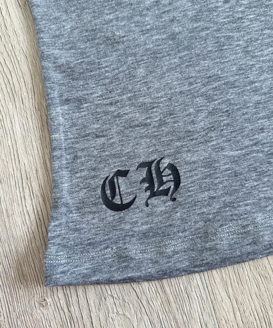 Логотип CH на серой футболке Chrome Hearts
