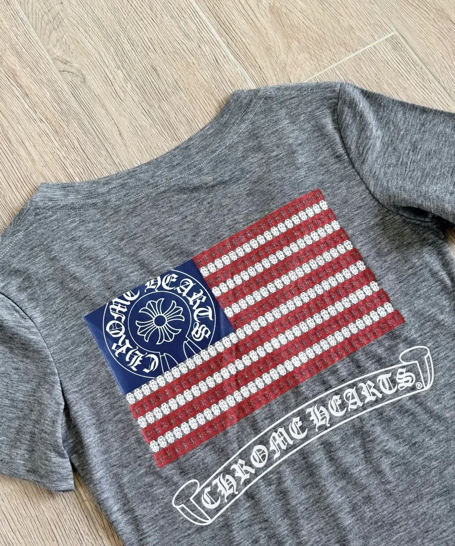 Принт в виде флага США на спине серой футболки Chrome Hearts