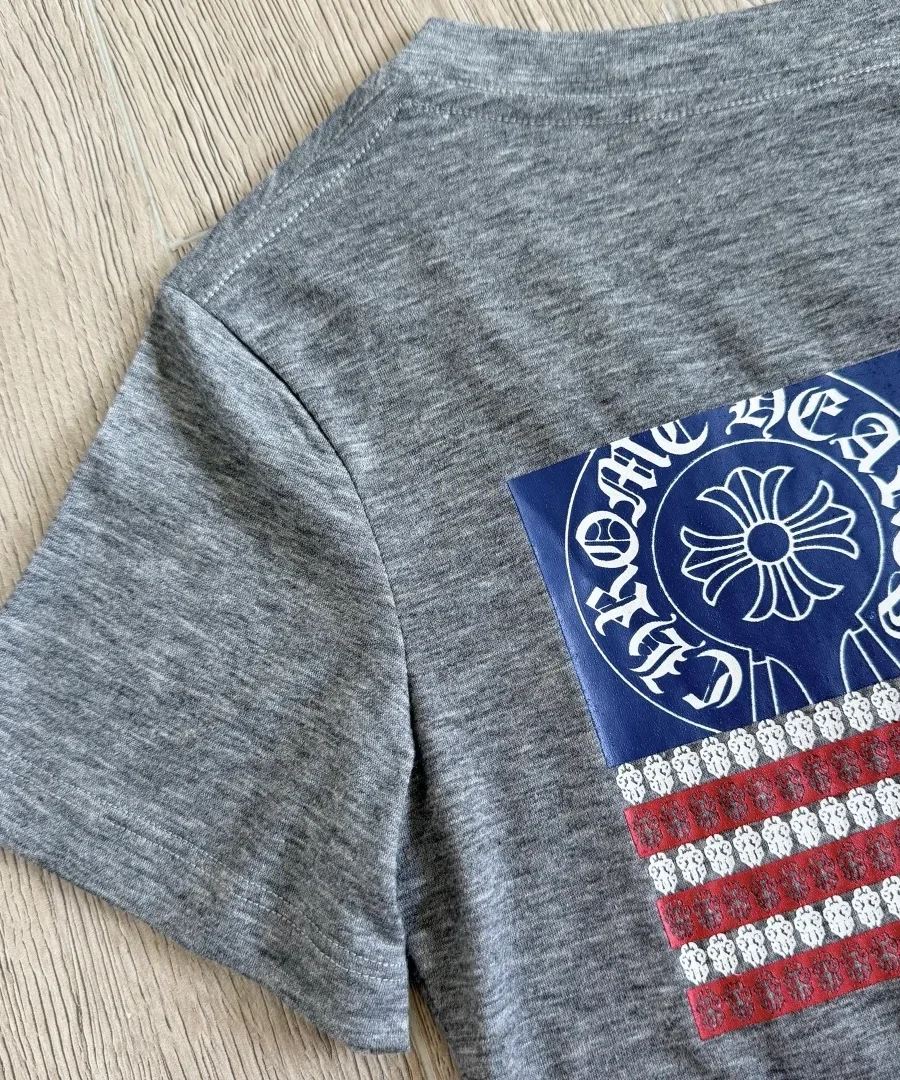 Деталь принта флага США на серой футболке Chrome Hearts