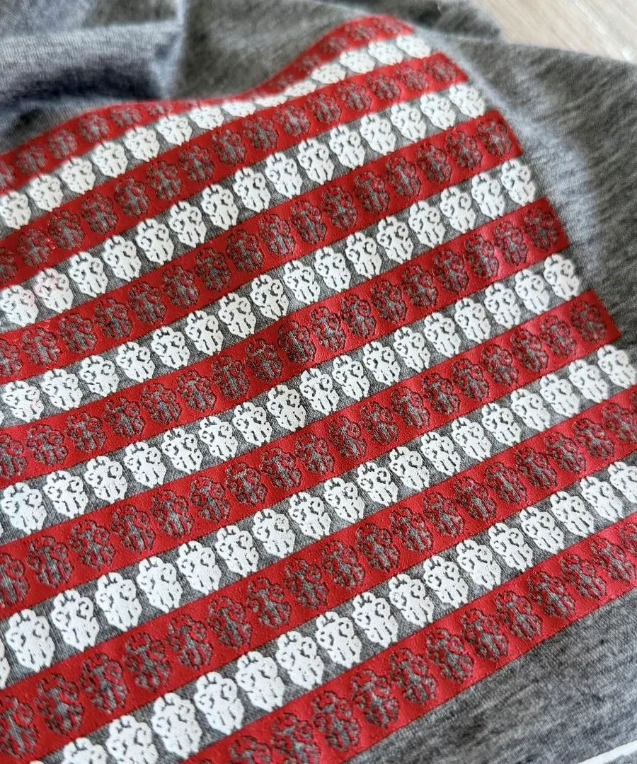 Текстура принта на серой футболке Chrome Hearts