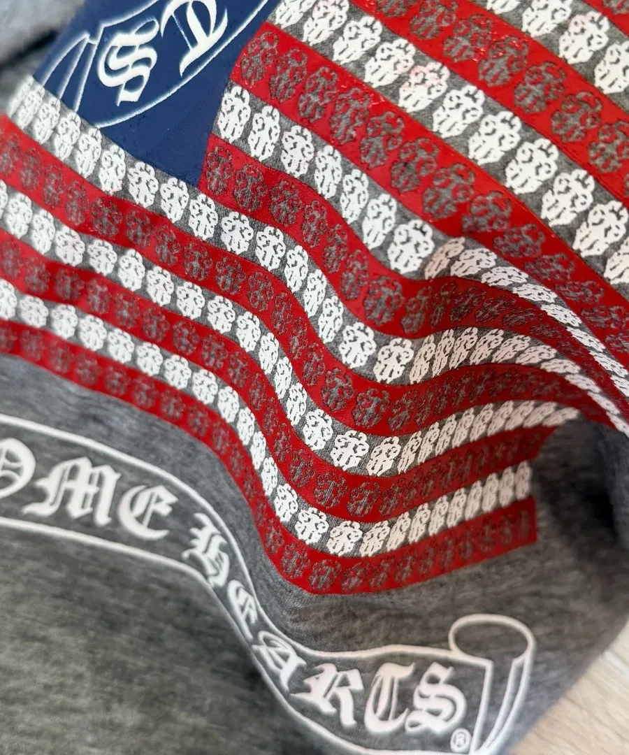 Крупный план принта флага США на серой футболке Chrome Hearts