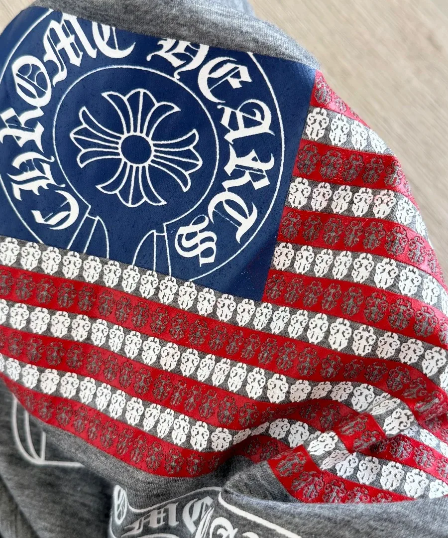 Деталь графического принта на серой футболке Chrome Hearts