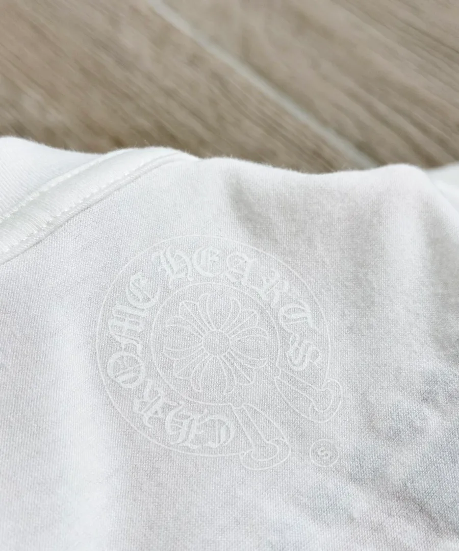 Внутренний принт с логотипом на воротнике белой футболки Chrome Hearts