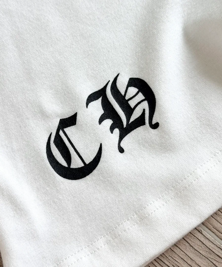 Готический логотип CH на нижнем крае белой футболки Chrome Hearts
