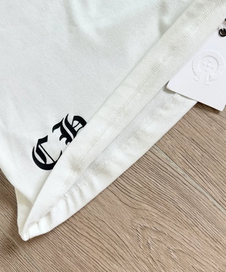 Логотип CH на белой футболке Chrome Hearts