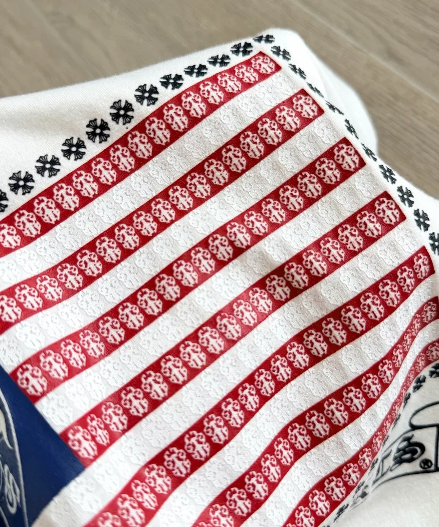 Деталь графического принта на белой футболке Chrome Hearts