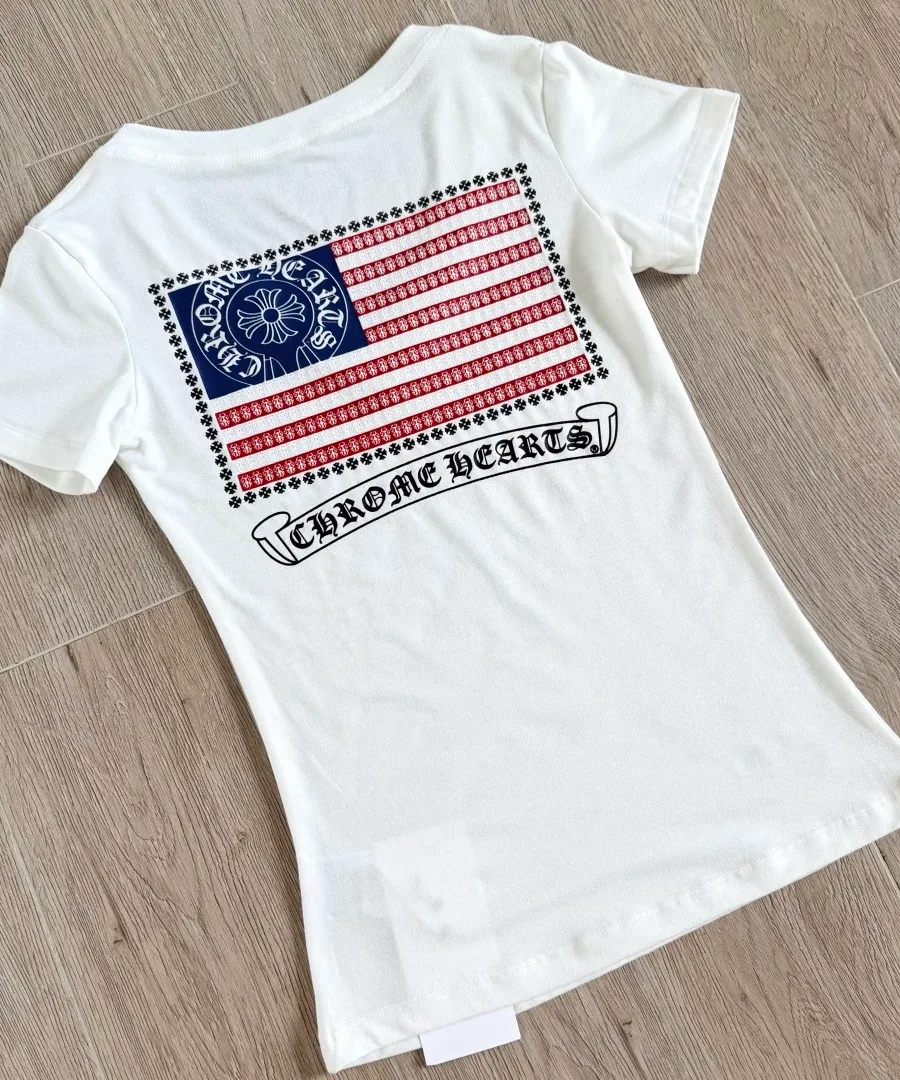 Белая женская футболка Chrome Hearts с принтом флага США на спине, вид под углом