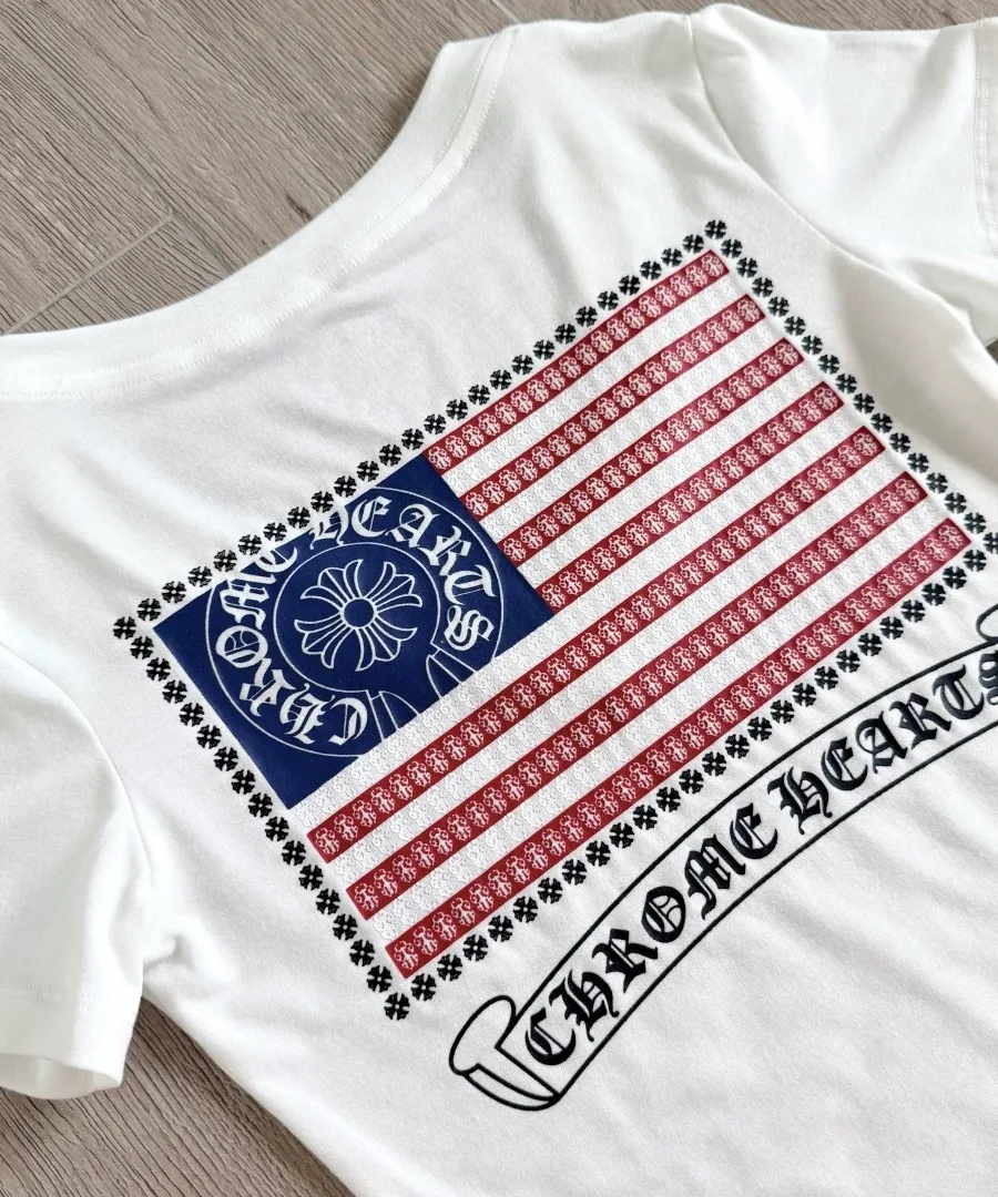 Принт в виде флага США на спине белой футболки Chrome Hearts