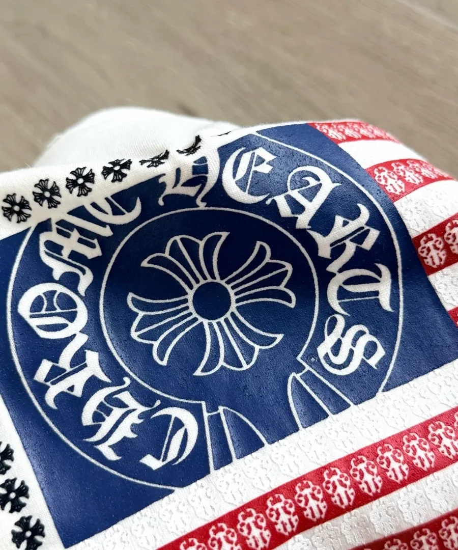 Деталь принта флага США на белой футболке Chrome Hearts