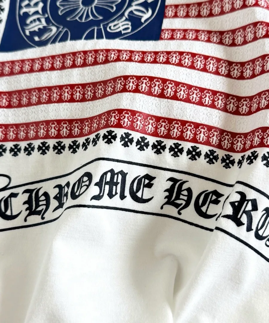Текстура принта на белой футболке Chrome Hearts