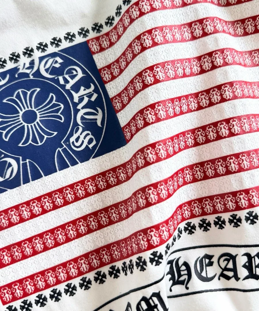 Крупный план принта флага США на белой футболке Chrome Hearts