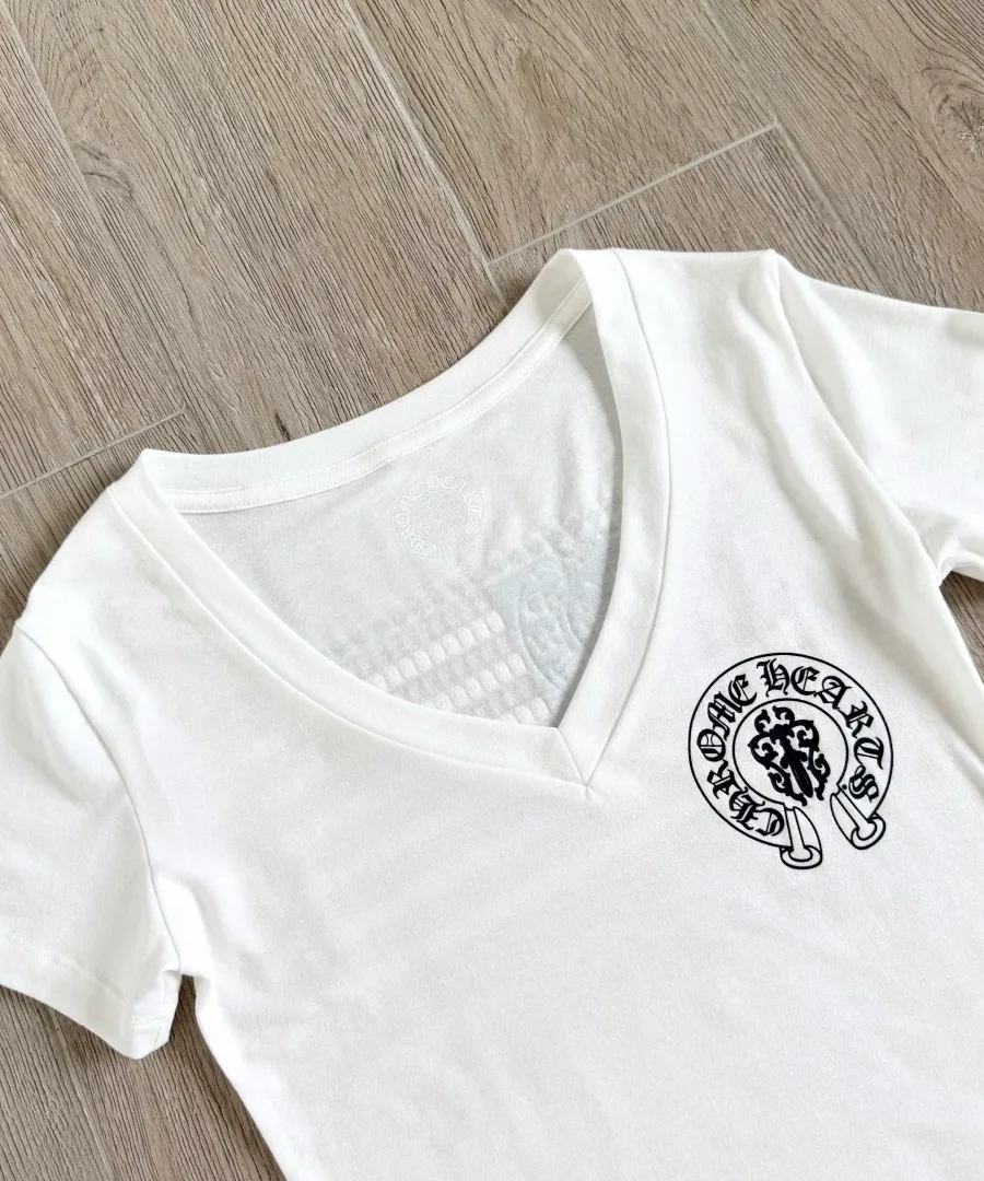 V-образный вырез и логотип на груди белой футболки Chrome Hearts
