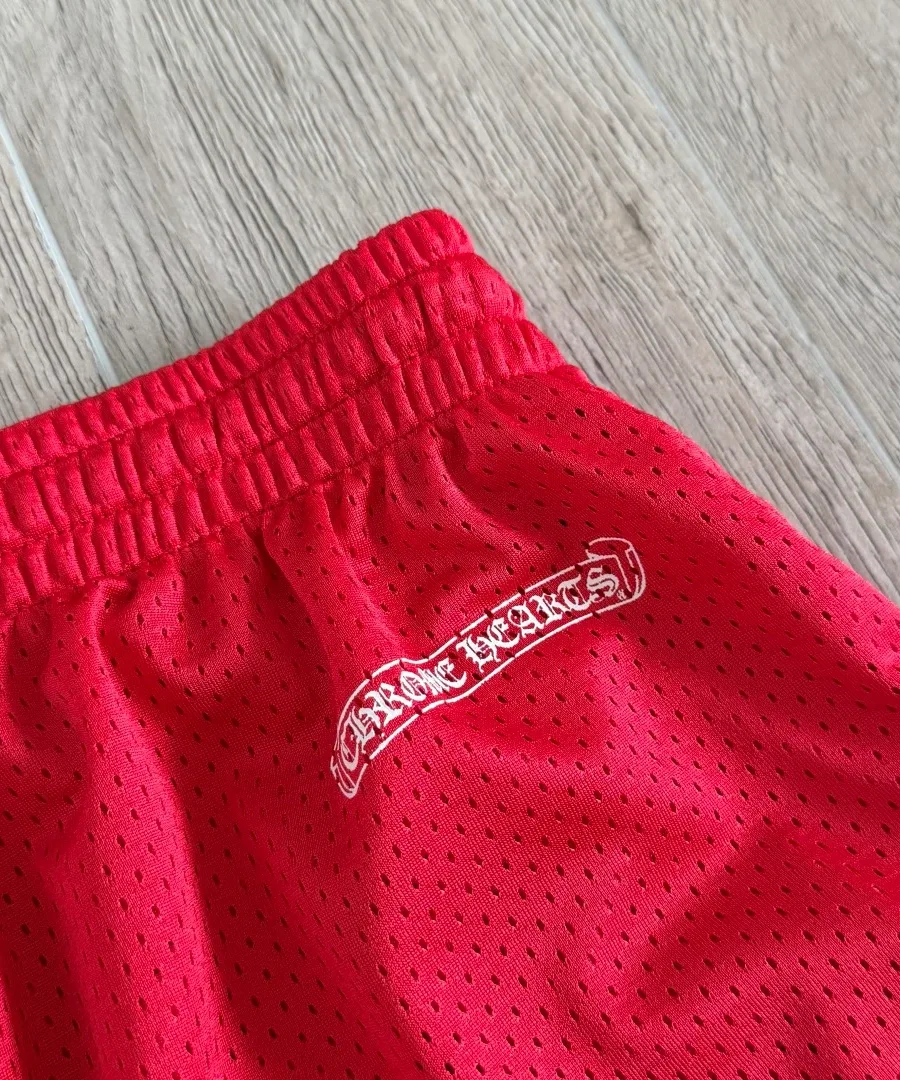 Принт с логотипом Chrome Hearts сзади на поясе