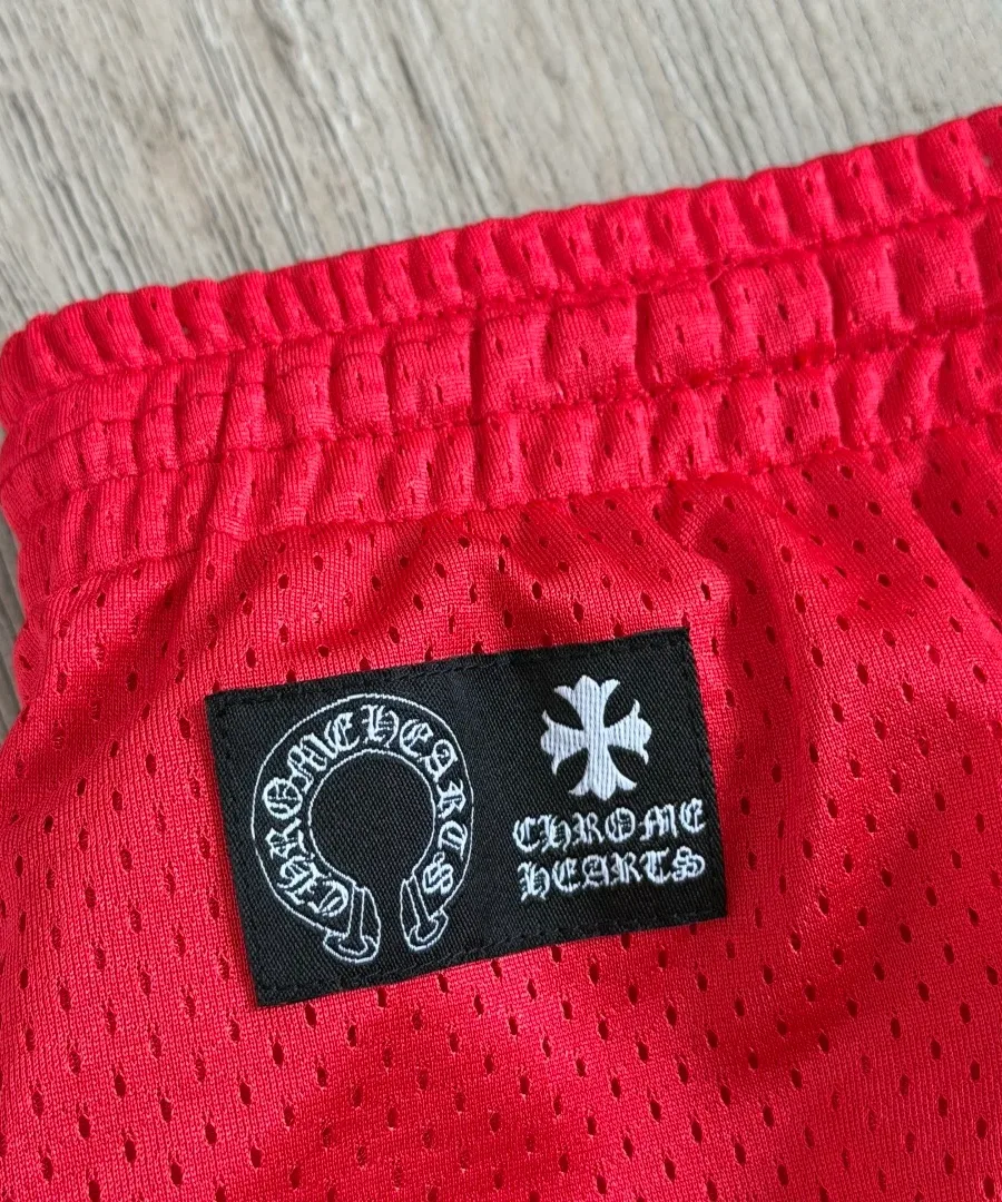 Нашивка с логотипом Chrome Hearts на поясе красных шорт