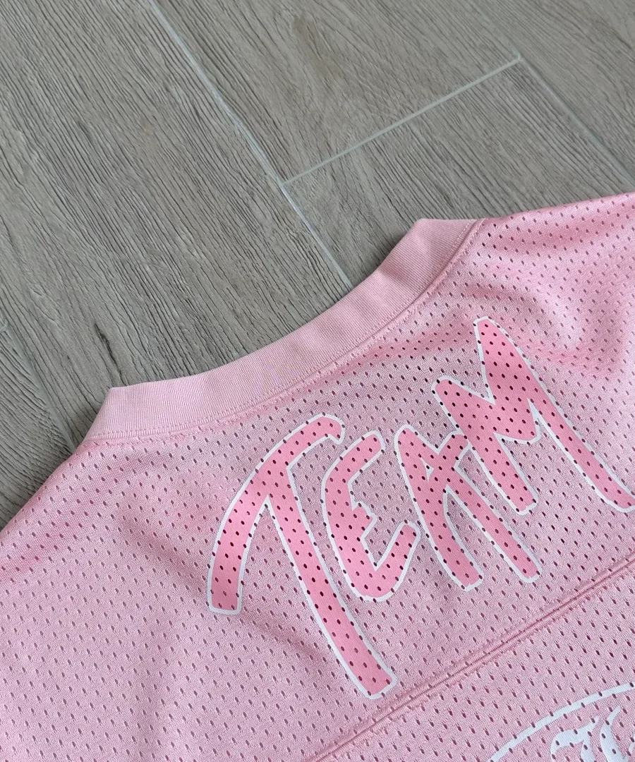 Принт TEAM на спине розовой футболки Chrome Hearts