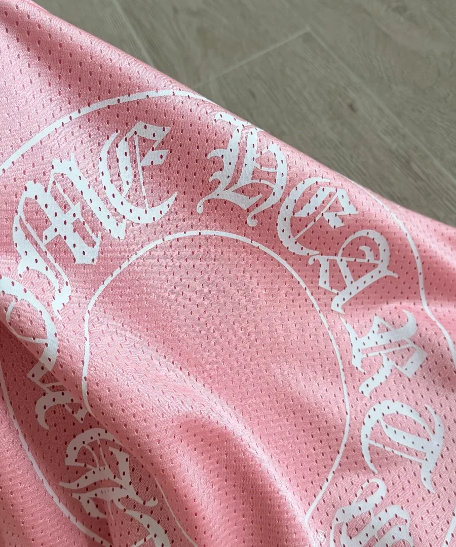 Фирменный принт с подковой на спине розовой футболки Chrome Hearts