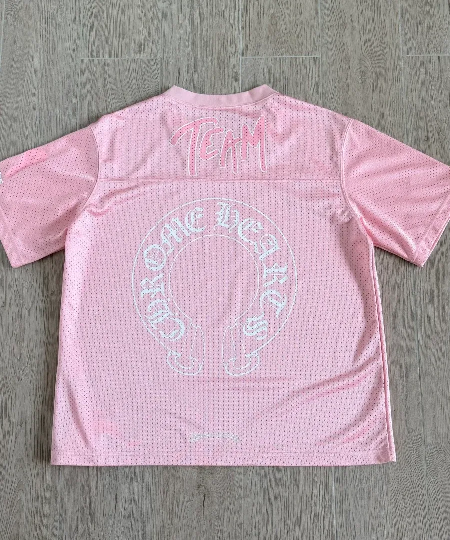 Розовая футболка-джерси Chrome Hearts с принтом на спине, вид сзади