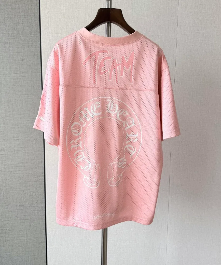 Розовая футболка-джерси Chrome Hearts на вешалке, вид сзади