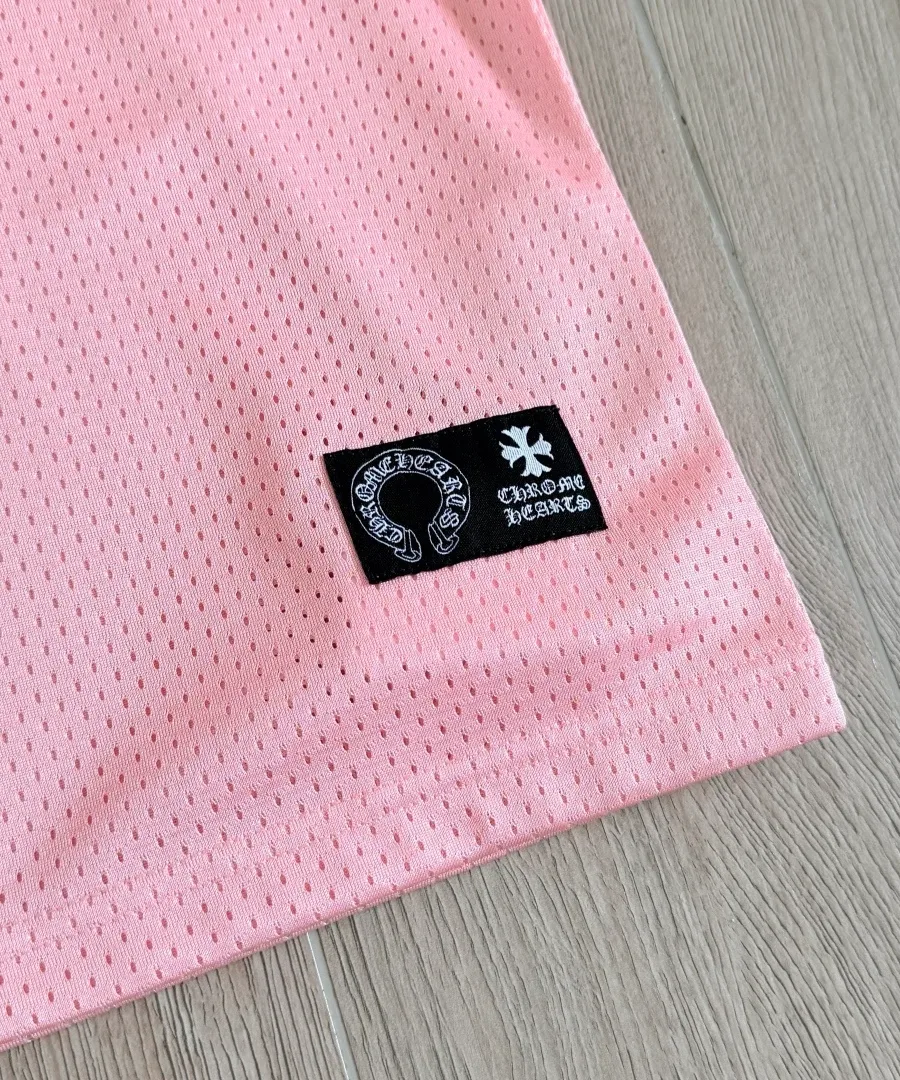 Нашивка Chrome Hearts внизу розовой футболки