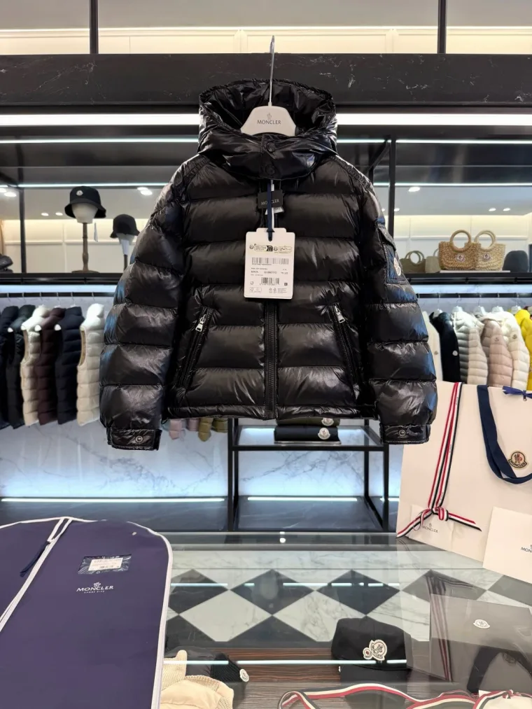 Moncler Чёрный глянцевый пуховик Maya с капюшоном