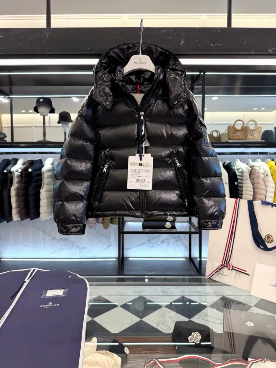 Чёрный стеганый пуховик Moncler на вешалке, вид сзади