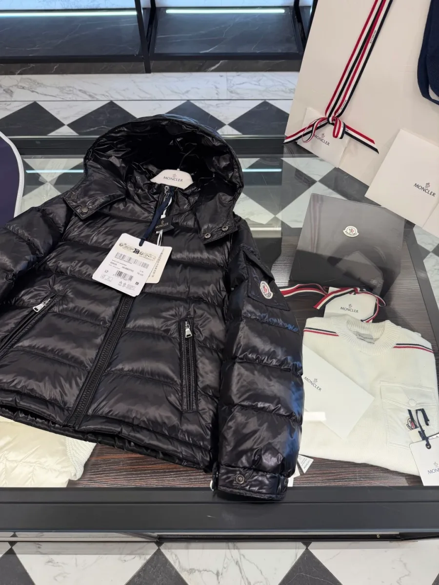 Чёрный пуховик Moncler Maya с расстёгнутой молнией, вид спереди