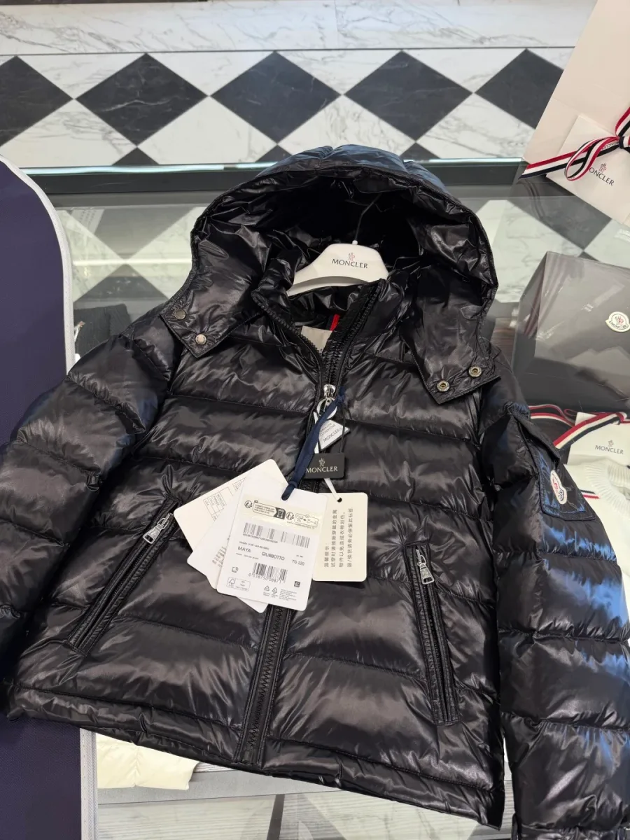 Внутренняя сторона чёрного пуховика Moncler с комиксом Monduck на подкладке