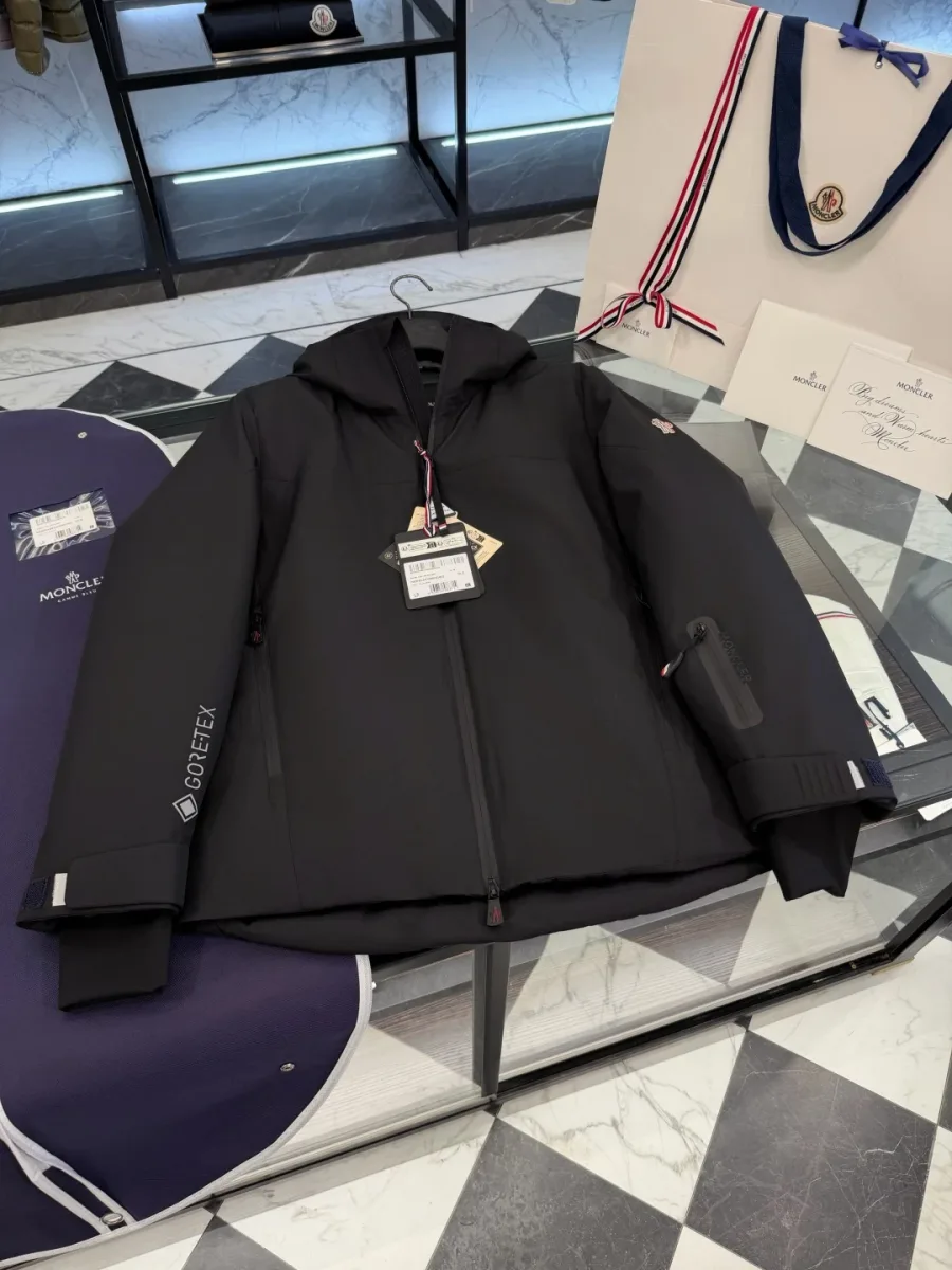 Общий вид чёрного пуховика Moncler Grenoble с влагозащитной центральной молнией в горизонтальной раскладке