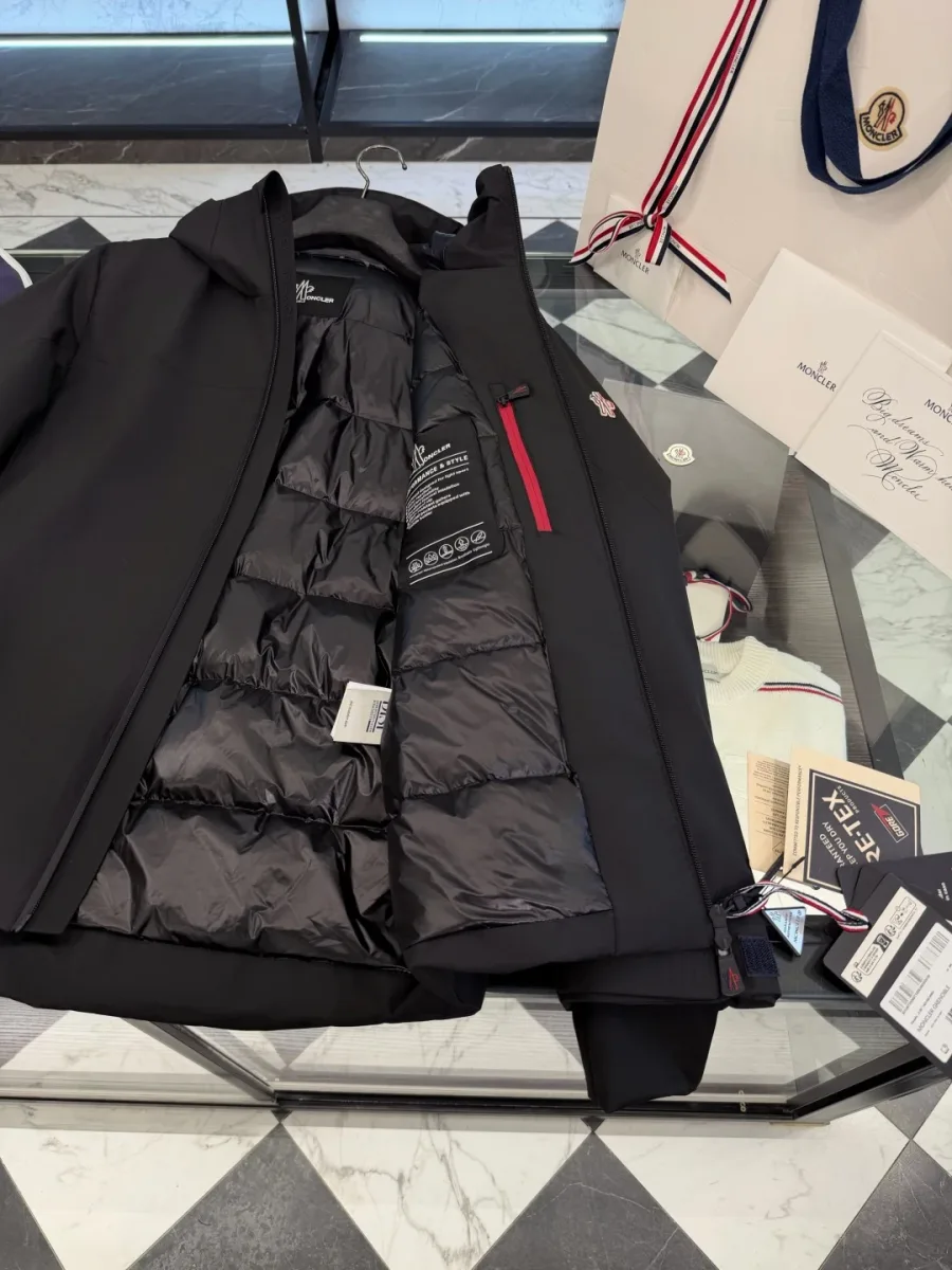 Внутренняя нашивка Moncler Grenoble, технический ярлык и красная молния кармана на подкладке пуховика