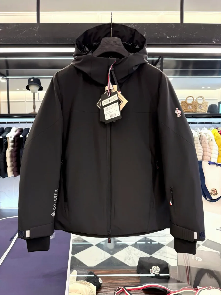 Чёрный пуховик Moncler Grenoble с внутренними трикотажными манжетами и липучками на рукавах, вид спереди