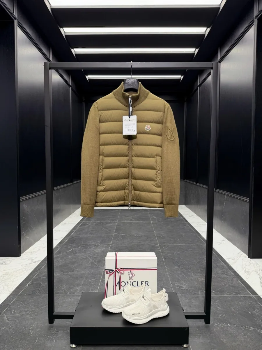 Мужской бежевый кардиган Cardigan Tricot на вешалке в интерьере бутика, общий вид спереди