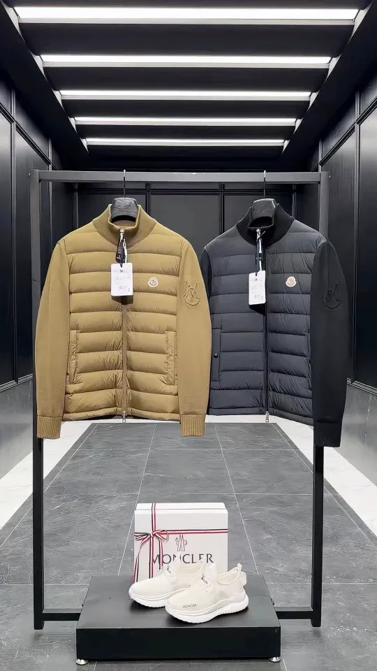 Бежевый и чёрный кардиганы Cardigan Tricot на вешалке в шоуруме, общий вид