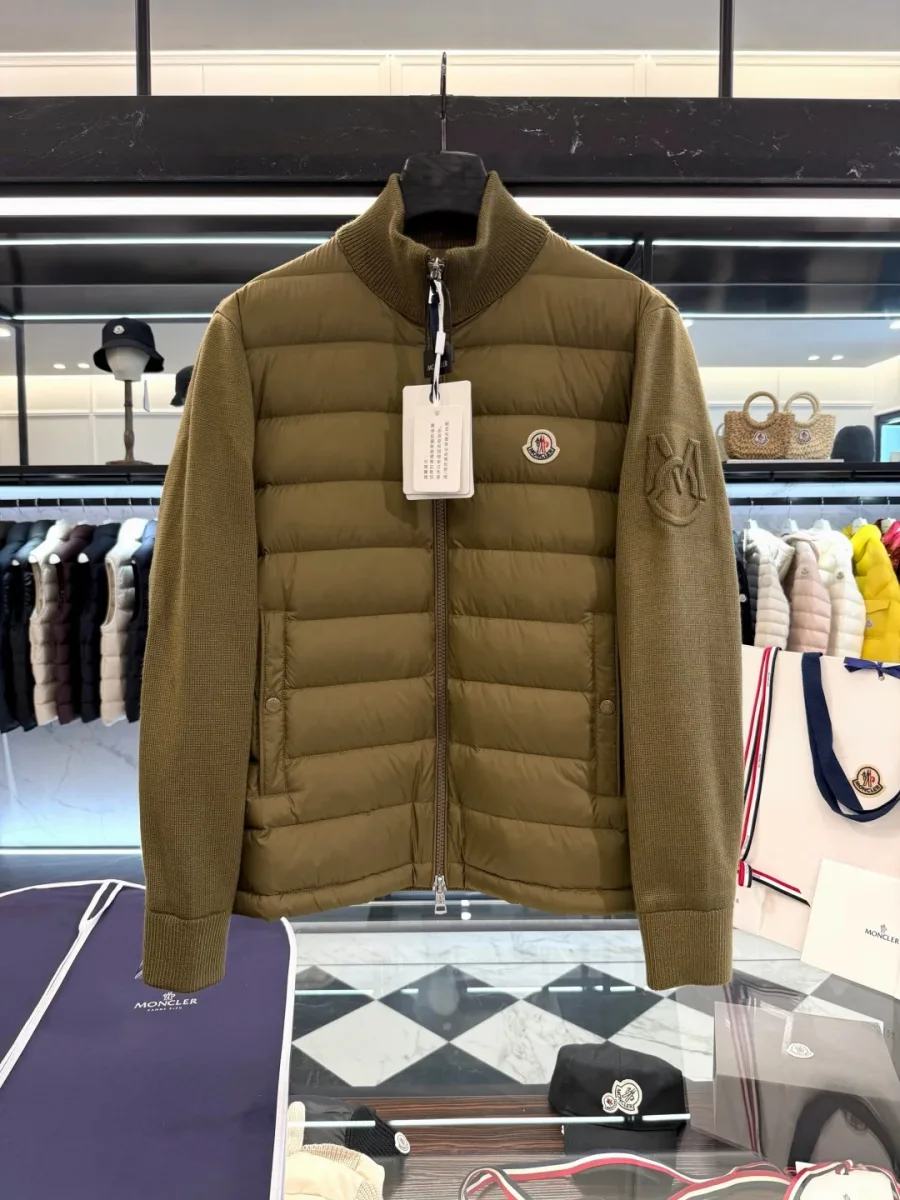 Бежевый кардиган Cardigan Tricot на вешалке крупным планом на фоне интерьера