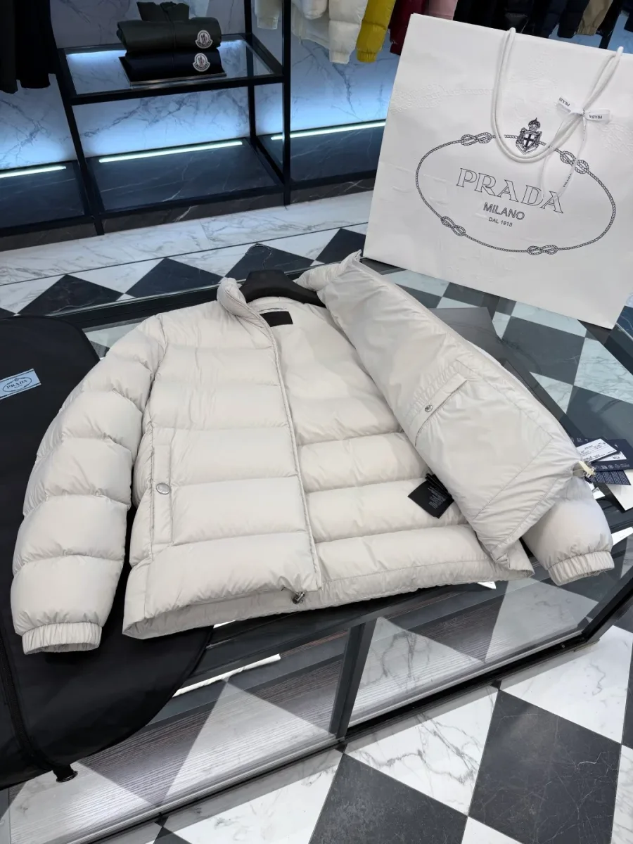 Светло-бежевый пуховик Prada с отвёрнутой левой полочкой и внутренним карманом на кнопке