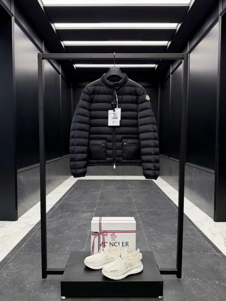 Moncler Чёрный короткий пуховик Lans с накладными карманами