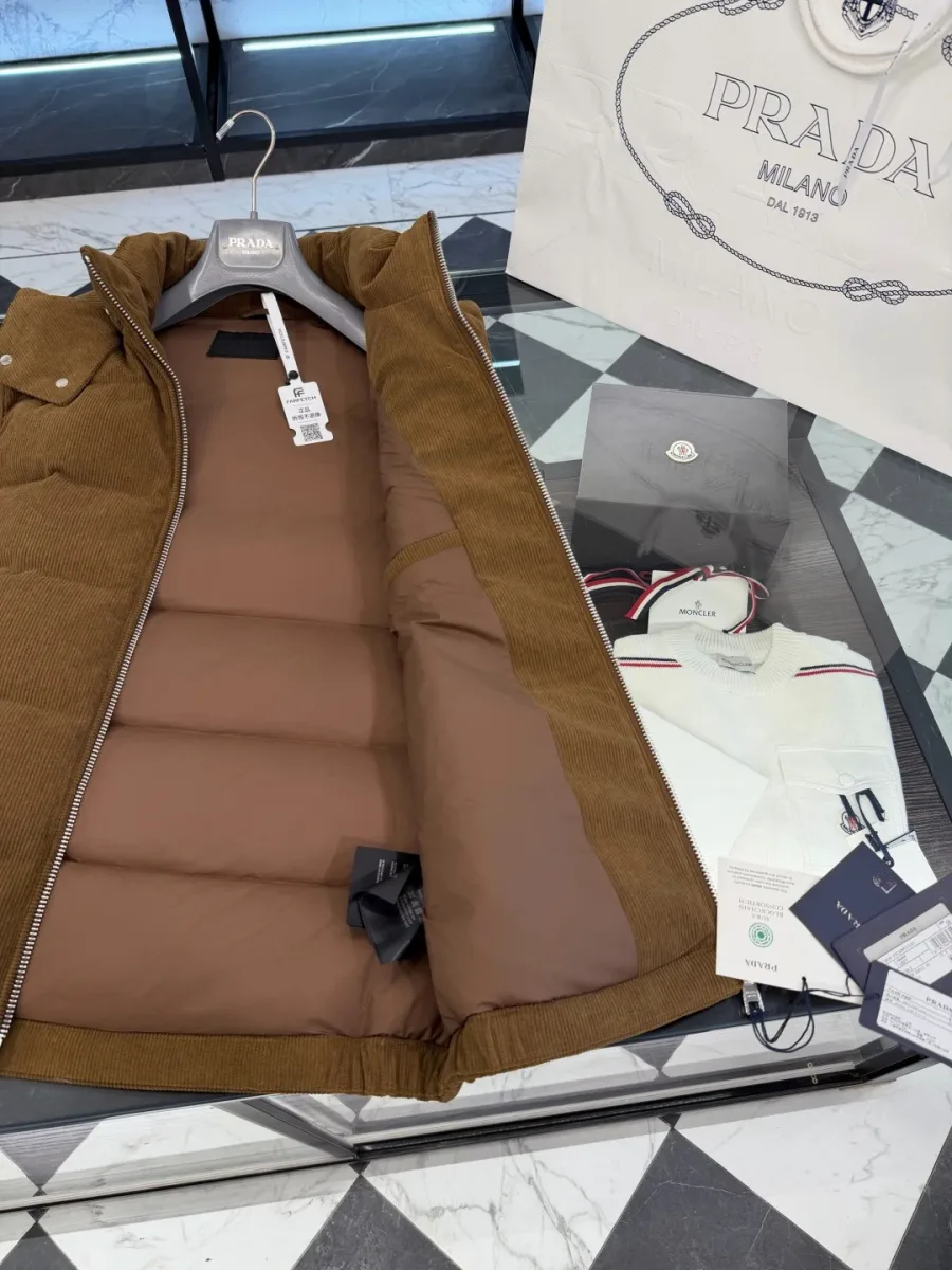 Внутренняя отделка и подкладка коричневого пухового жилета Prada