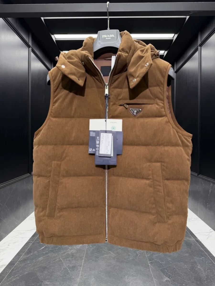 Коричневый утеплённый вельветовый жилет Prada с капюшоном, средний план спереди