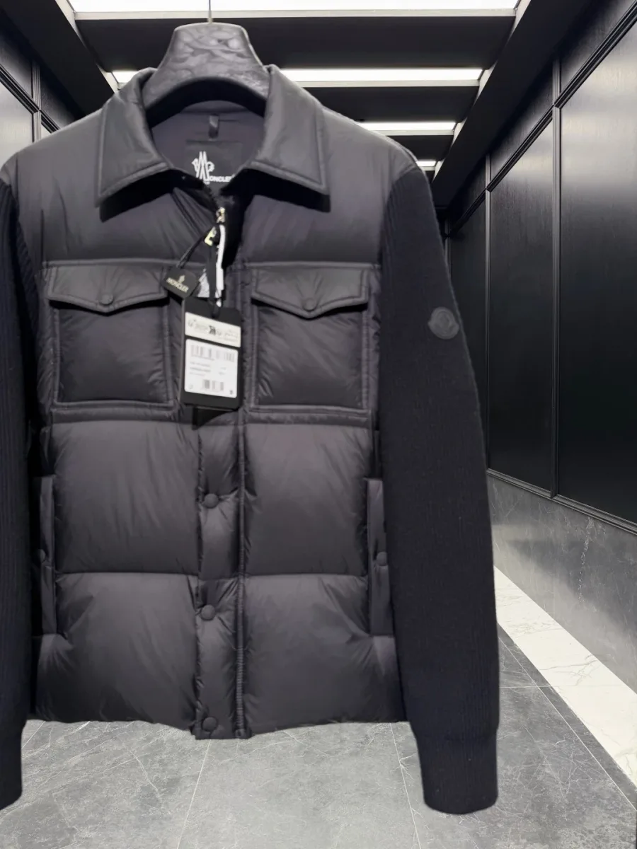 Чёрный пуховый кардиган с трикотажными рукавами на вешалке крупным планом