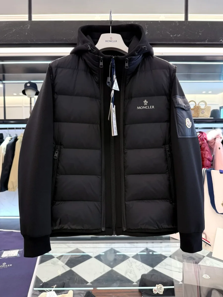 Чёрный комплект из куртки и пухового жилета Moncler на вешалке, вид спереди