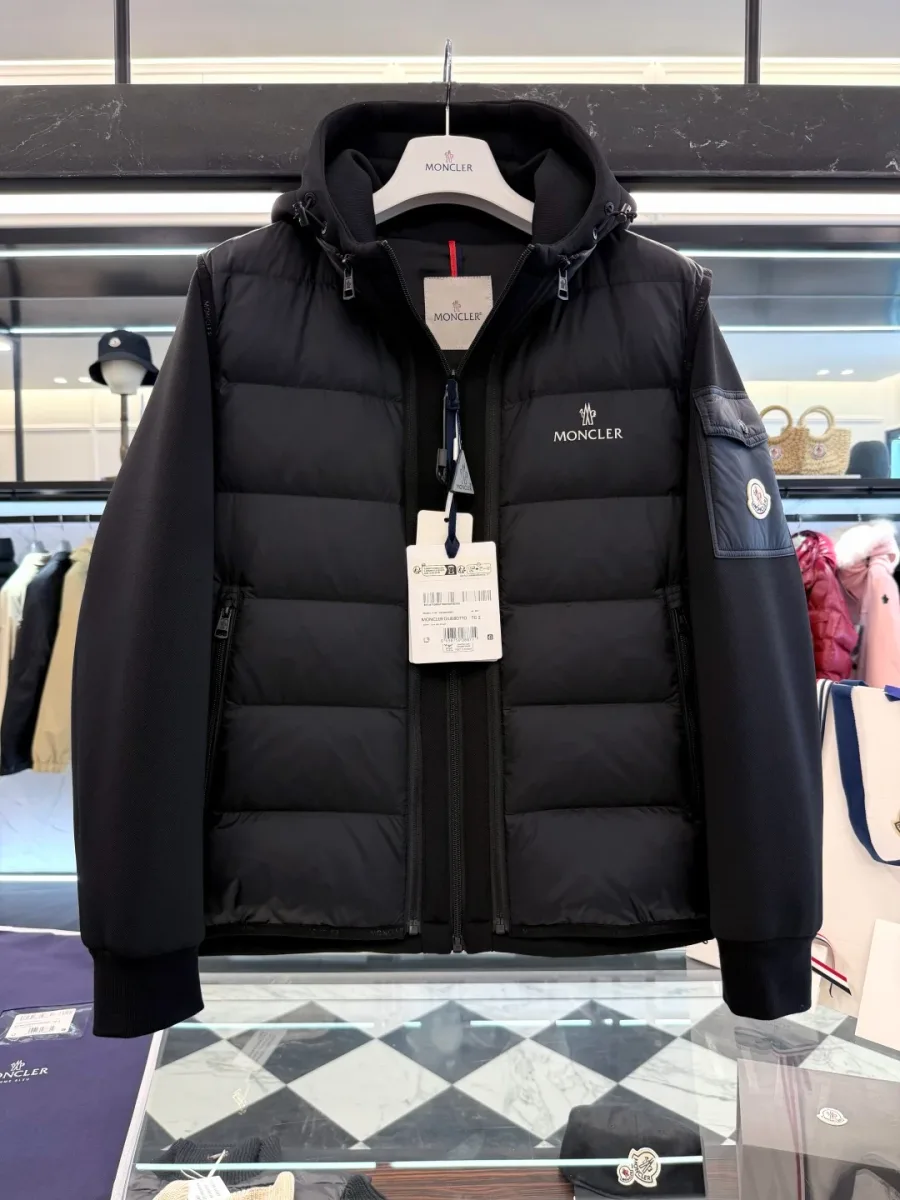 Мужской комплект Moncler чёрного цвета с навесными бирками на вешалке, вид спереди