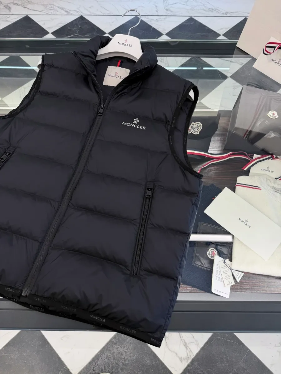 Стёганый жилет Moncler с логотипом на груди и боковыми карманами на молнии, вид спереди