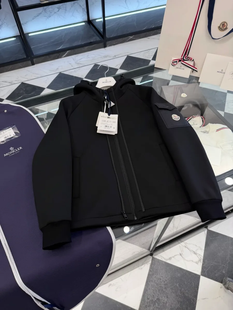 Чёрная трикотажная куртка Moncler с капюшоном и карманом на рукаве, вид спереди