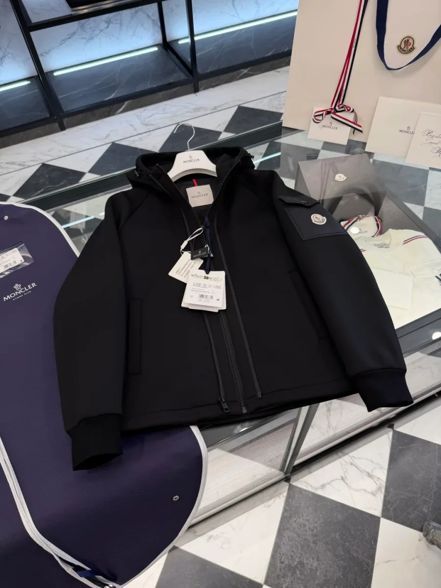 Мужская куртка Moncler чёрного цвета с капюшоном и ярлыками, ракурс спереди